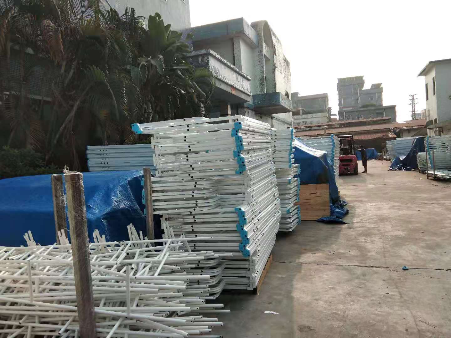 学生公寓床是卡扣好还是螺丝好？