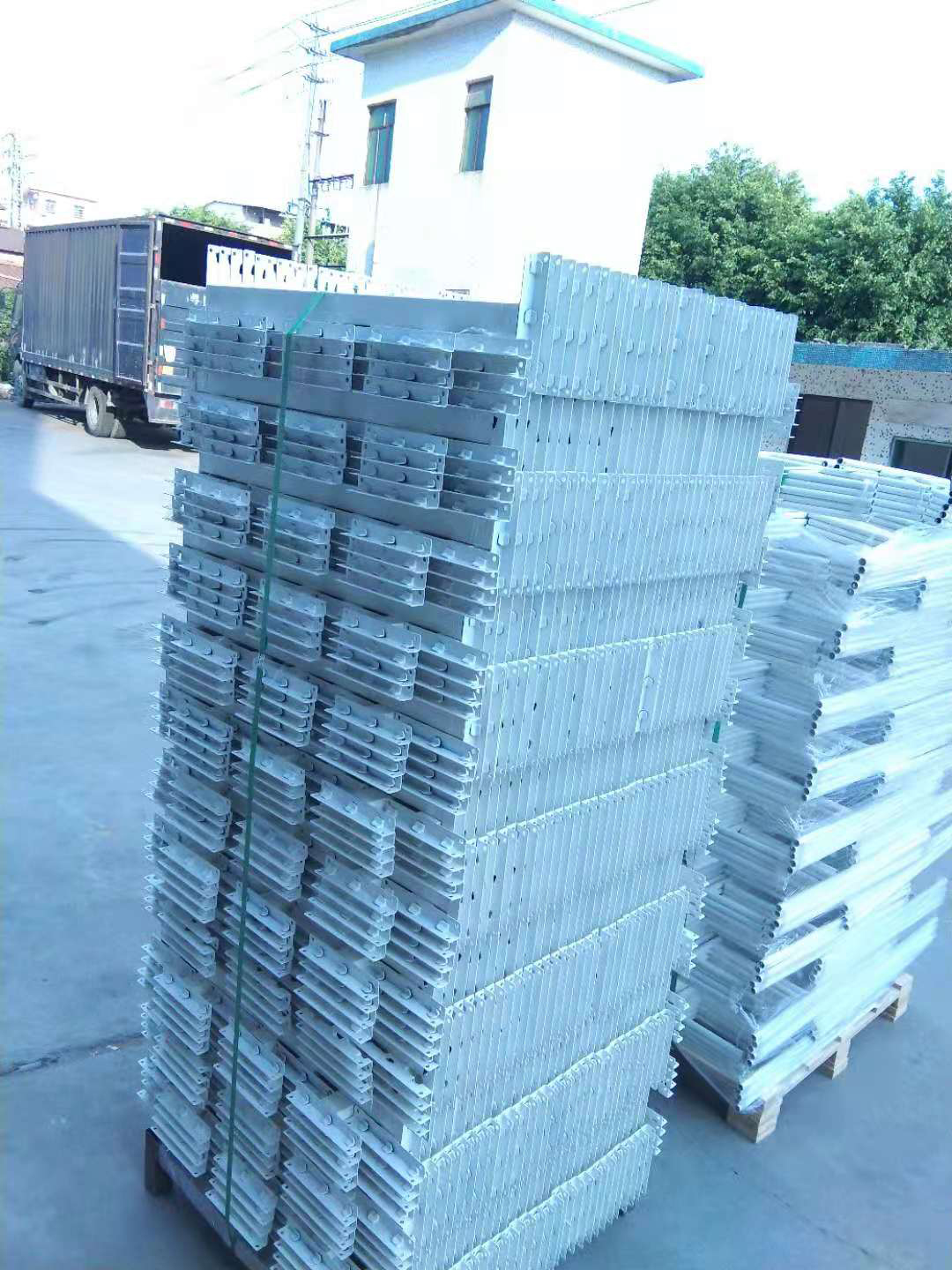 上下铺铁床用什么材料做的好？