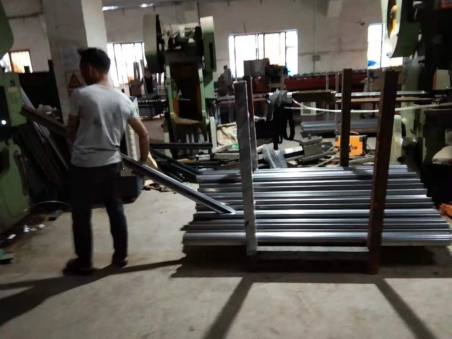 上下铺铁床用什么材料做的好？